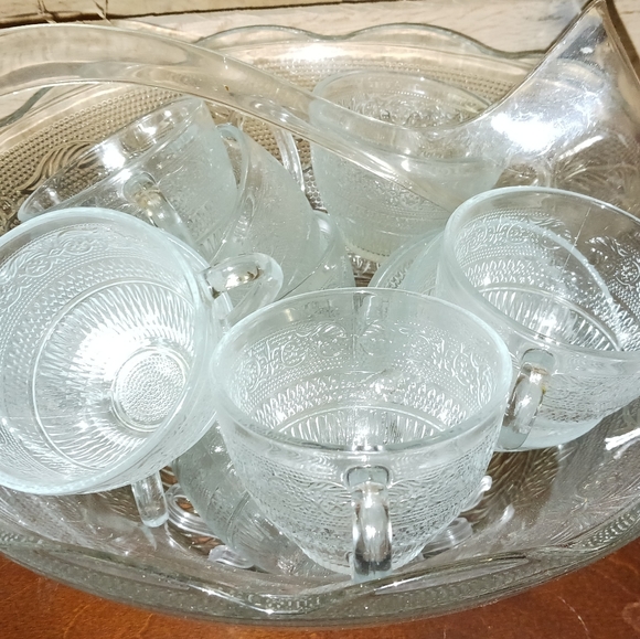 Vintage KIG Malaysia Fluer-de-leis punch bowl set with 13 hooks, 12 cups - Picture 3 of 9